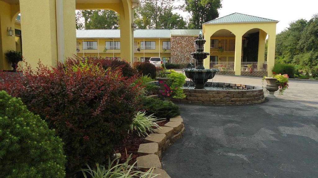 Golden Manor Inn & Suites Muldraugh Exterior photo