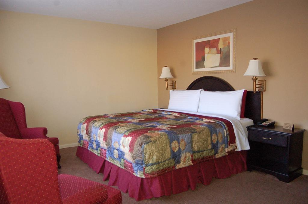 Golden Manor Inn & Suites Muldraugh Room photo