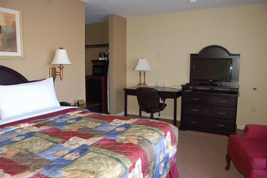 Golden Manor Inn & Suites Muldraugh Room photo