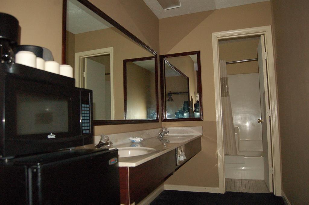 Golden Manor Inn & Suites Muldraugh Room photo