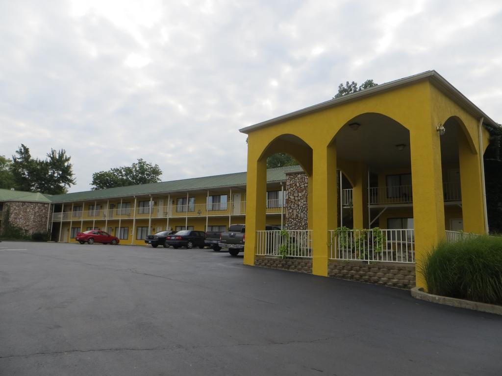 Golden Manor Inn & Suites Muldraugh Exterior photo