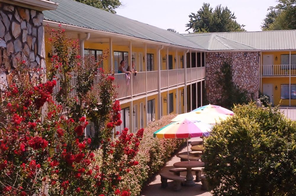 Golden Manor Inn & Suites Muldraugh Exterior photo