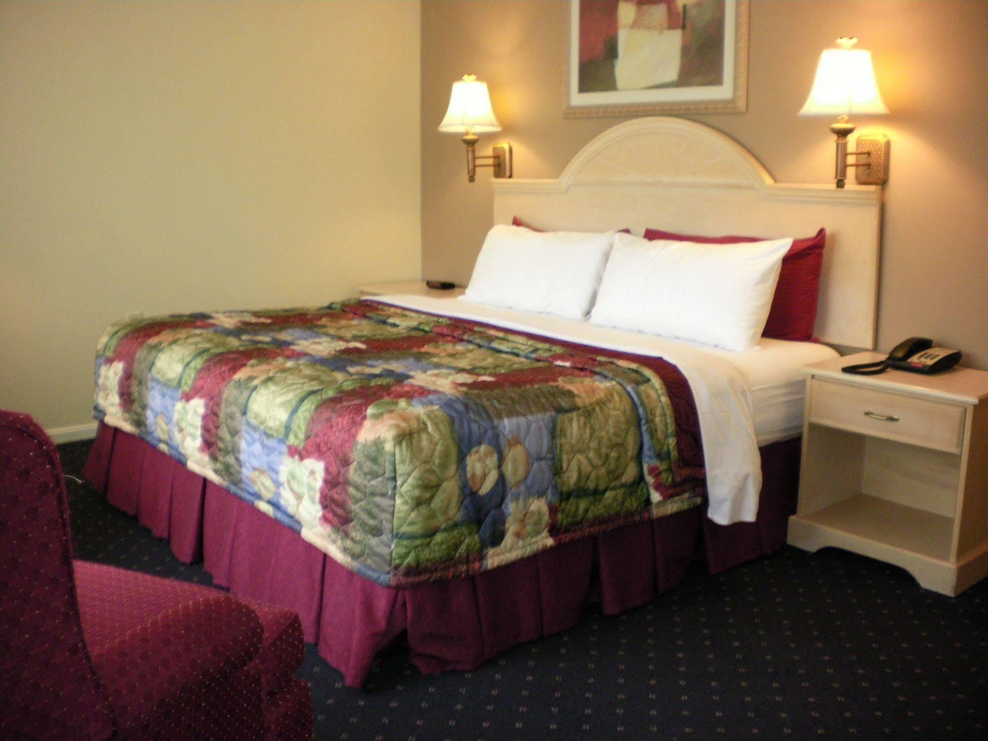 Golden Manor Inn & Suites Muldraugh Room photo